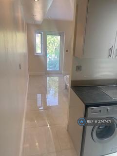 Studio to rent, Hamilton Avenue, Ilford, IG6