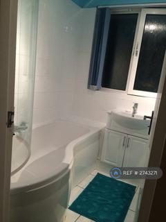 3 bedroom flat to rent, Batten House, London, E17