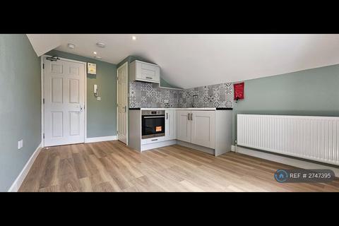 1 bedroom in a house share to rent, Honeywell Road, London, SW11