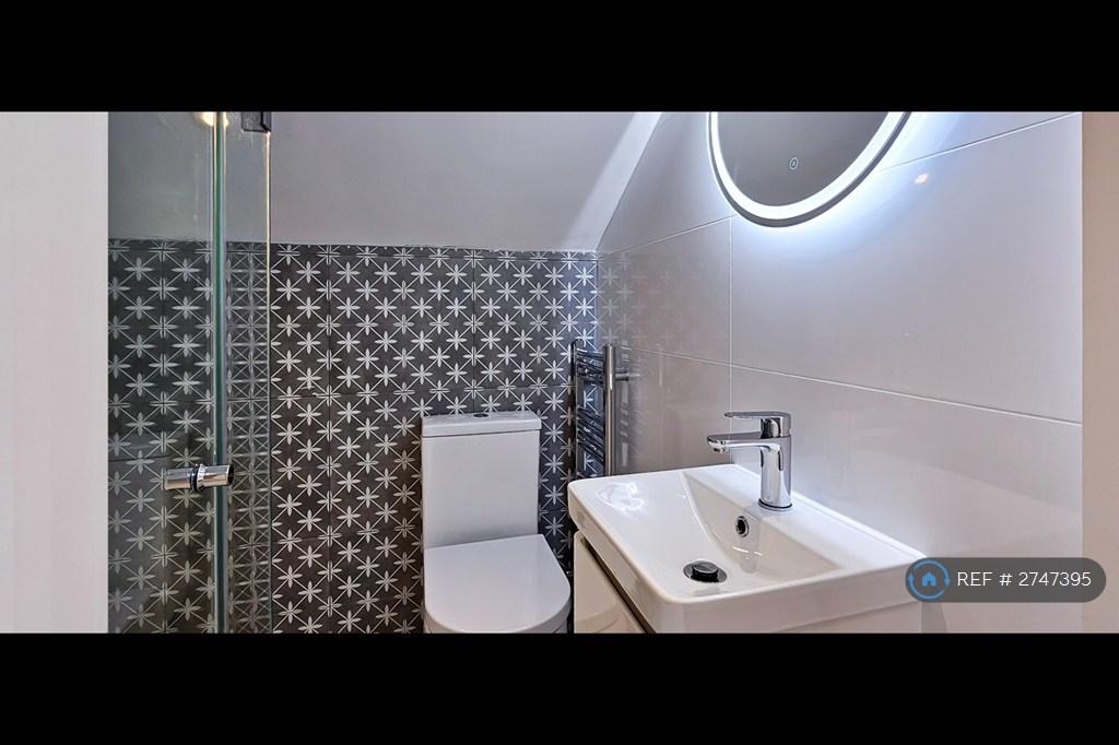 Room 7 Bathroom