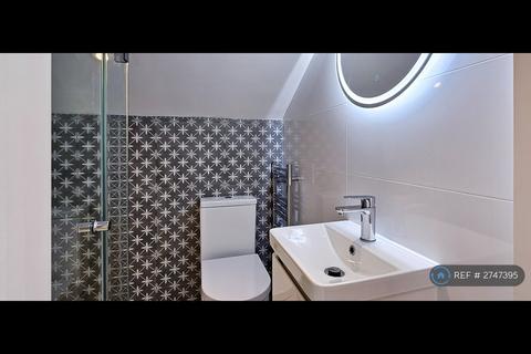 1 bedroom in a house share to rent, Honeywell Road, London, SW11
