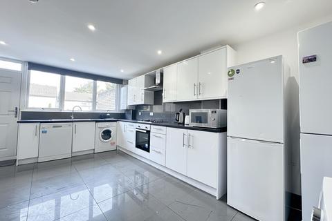 6 bedroom terraced house to rent, Barchester Close, Uxbridge, UB8