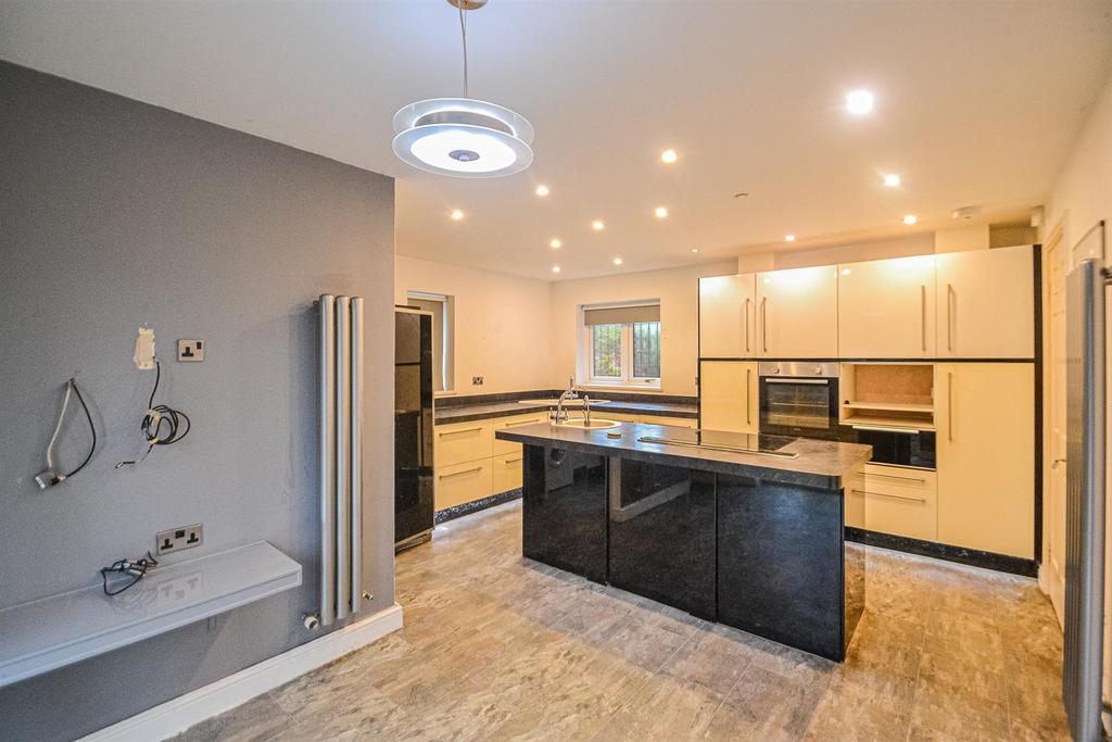 Sitting Area & Dining Kitchen