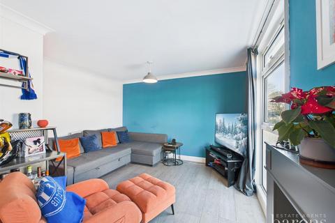 undefined, Tweedsmuir Close, Basingstoke RG22