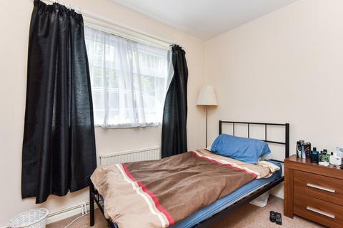 2 bedroom flat for sale, Station Road, Petersfield, GU32