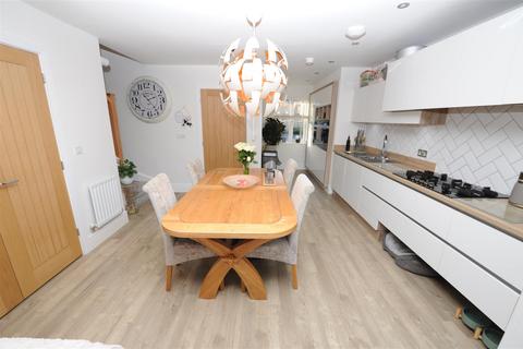 3 bedroom townhouse for sale, Quarry Park, Idle, Bradford