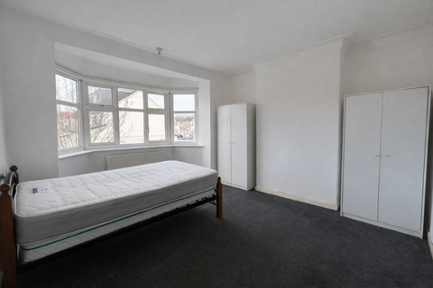 3 bedroom terraced house to rent, Ashurst Drive, ILFORD IG2