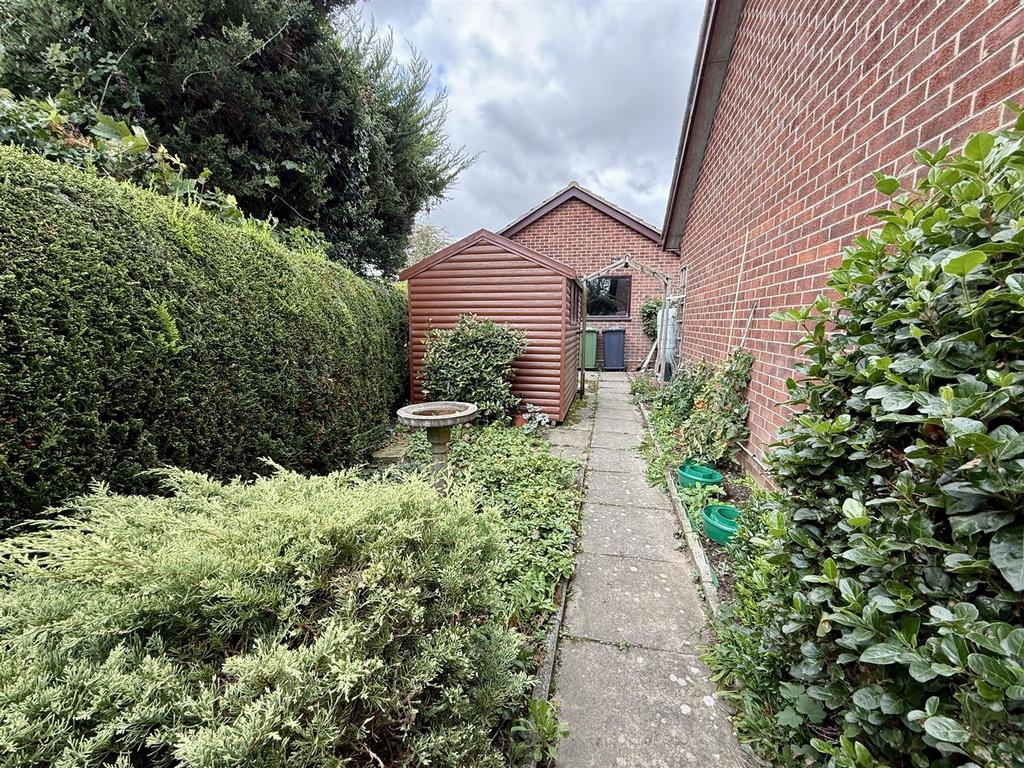Garden to side