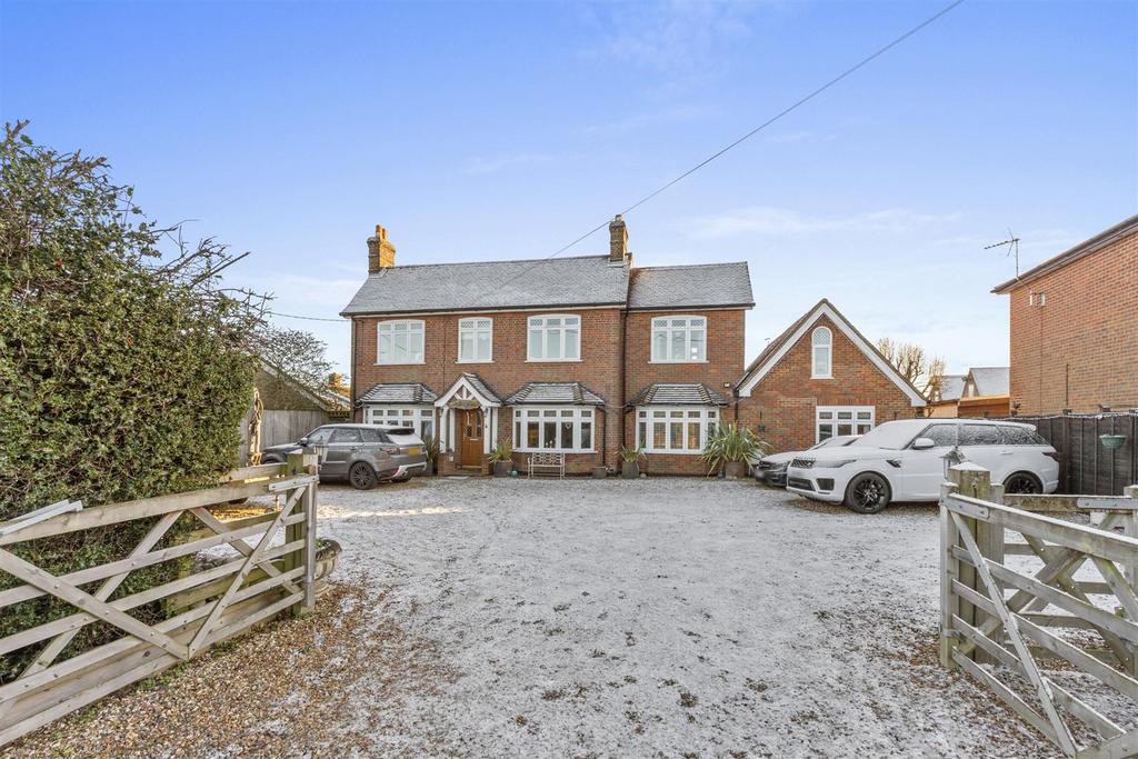 Orchard House, Pond Approach, HP15 6 RH-12.jpg