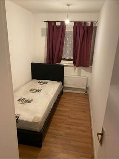 3 bedroom terraced house to rent, Shepherd`s Close, Romford, RM6 5AH