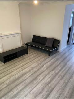 3 bedroom terraced house to rent, Shepherd`s Close, Romford, RM6 5AH