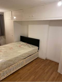 3 bedroom terraced house to rent, Shepherd`s Close, Romford, RM6 5AH