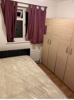 3 bedroom terraced house to rent, Shepherd`s Close, Romford, RM6 5AH