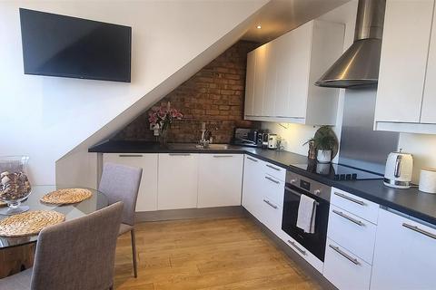 2 bedroom flat to rent, Finchley Road, London NW11