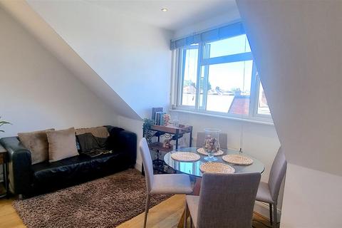 2 bedroom flat to rent, Finchley Road, London NW11