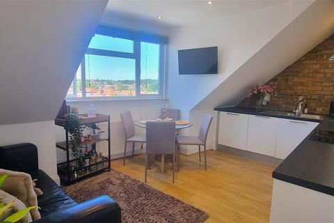 2 bedroom flat to rent, Finchley Road, London NW11