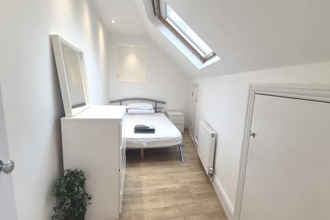 2 bedroom flat to rent, Finchley Road, London NW11