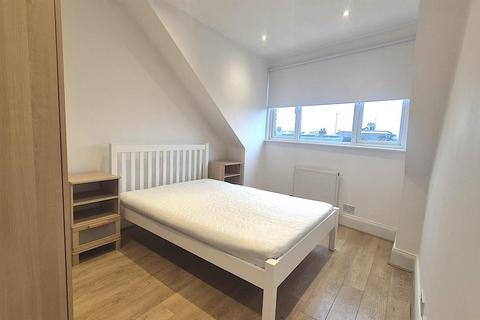2 bedroom flat to rent, Finchley Road, London NW11