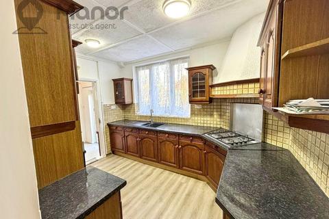 3 bedroom bungalow to rent, Clayhall Avenue, Clayhall, IG5 0NY