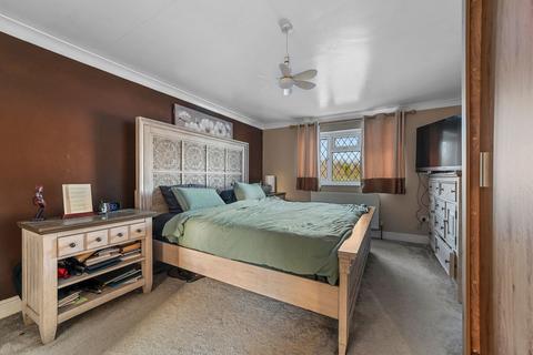4 bedroom semi-detached house for sale, Adastral Close, Newmarket CB8