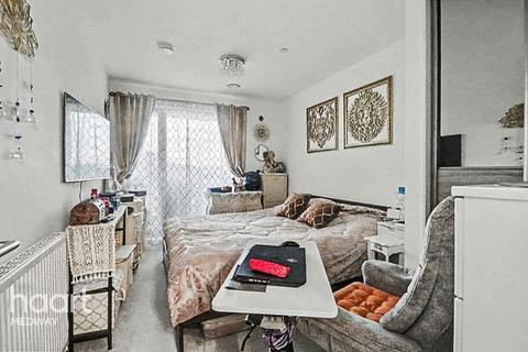 1 bedroom flat for sale, Whiffens Avenue, Chatham