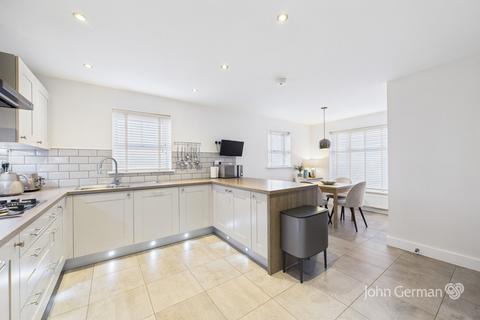 4 bedroom detached house for sale, Maple Drive, Burton-on-Trent