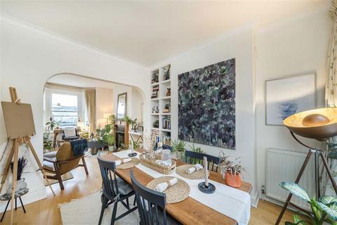 2 bedroom flat to rent, Meteor Street, London SW11