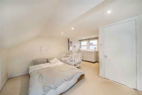 2 bedroom flat to rent, Meteor Street, London SW11