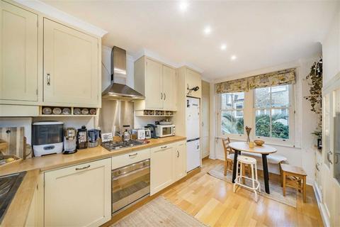 2 bedroom flat to rent, Meteor Street, London SW11