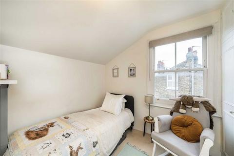 2 bedroom flat to rent, Meteor Street, London SW11