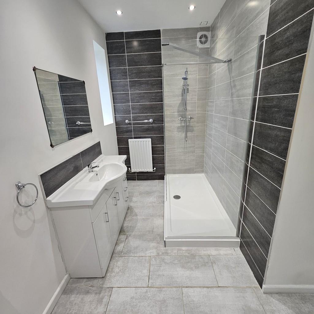 Bathroom pic1 (002)