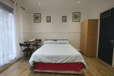 Penthouse to rent, Monks Park, Wembley
