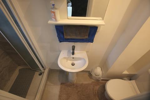 Penthouse to rent, Monks Park, Wembley