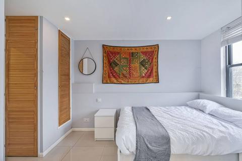 Studio to rent, Priory House, Rampayne Street, Pimlico, London, SW1V
