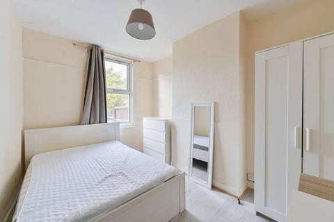 3 bedroom terraced house to rent, Alston Road, Tooting, London, SW17