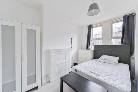 3 bedroom terraced house to rent, Alston Road, Tooting, London, SW17