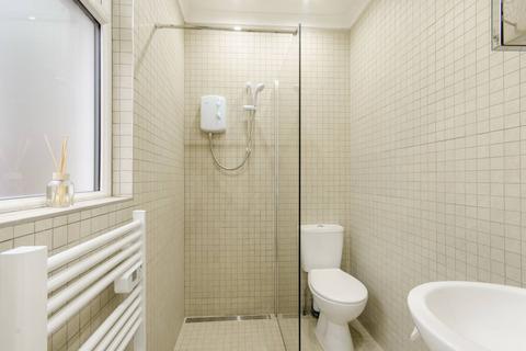 Studio to rent, Rosslyn Crescent, Harrow, HA1