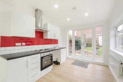 Studio to rent, Rosslyn Crescent, Harrow, HA1