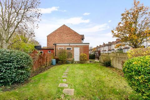 Studio to rent, Rosslyn Crescent, Harrow, HA1