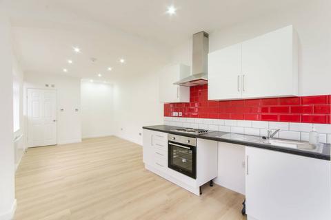 Studio to rent, Rosslyn Crescent, Harrow, HA1