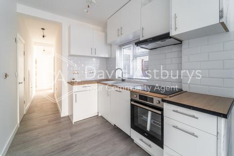2 bedroom apartment to rent, Park Avenue, Palmers Green, London