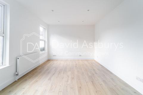 Studio to rent, Green Lanes, Harringay, London