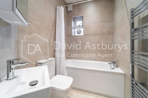 Studio to rent, Green Lanes, Harringay, London