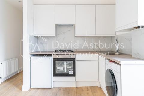 Studio to rent, Green Lanes, Harringay, London