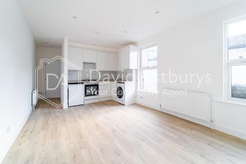 Studio to rent, Green Lanes, Harringay, London