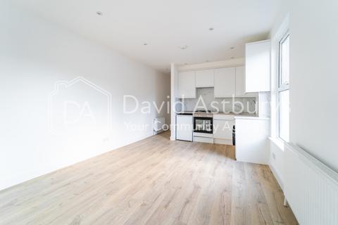 Studio to rent, Green Lanes, Harringay, London