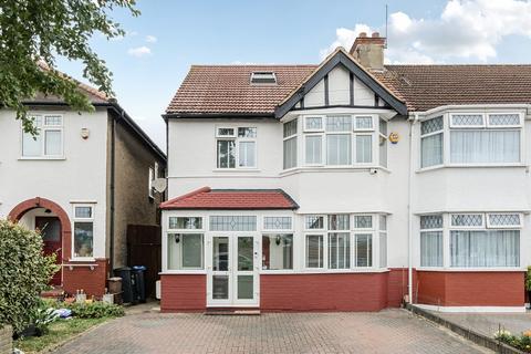4 bedroom end of terrace house for sale, Munster Gardens, London N13