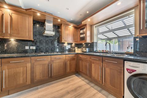 4 bedroom end of terrace house for sale, Munster Gardens, London N13