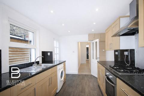 3 bedroom terraced house to rent, Ravenslea Road, Balham