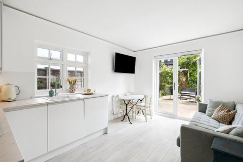2 bedroom flat to rent, Verbena Gardens, Hammersmith, London